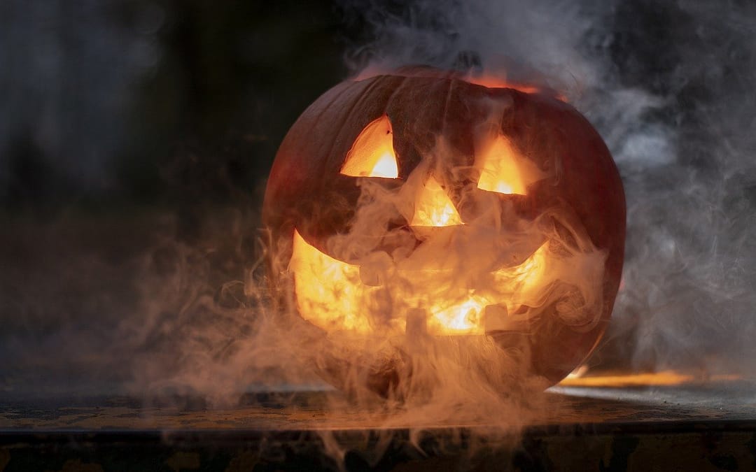 Halloween-Kürbis mit unheimlichem Qualm