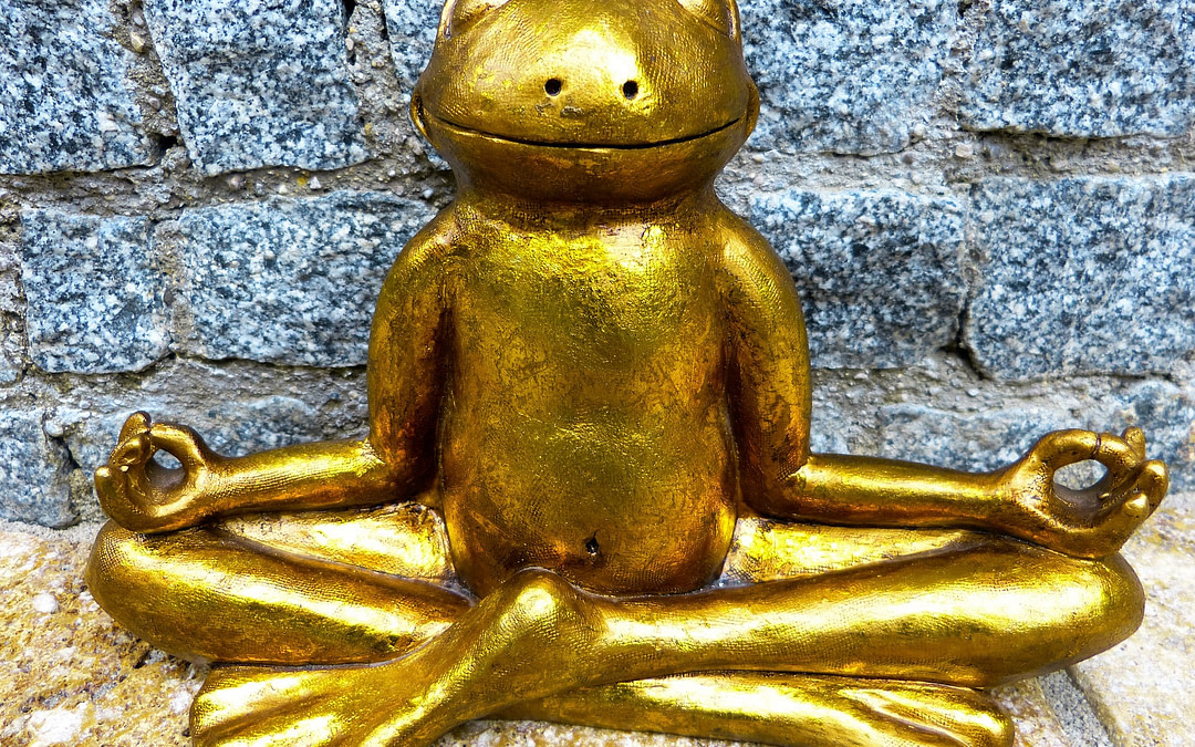 Goldener Frosch meditiert (Figur)
